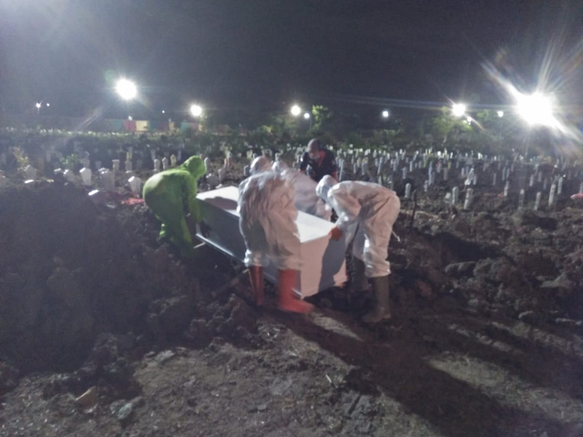 Pemakaman pasien COVID-19 di Surabaya. Foto-foto: Humas Pemkot Surabaya
