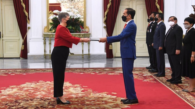 Presiden Jokowi menerima surat kepercayaan dari Nikki Penelope Williams PSM, Duta Besar LBBP Persemakmuran Australia. Foto: Lukas/Biro Pers Sekretariat Presiden
