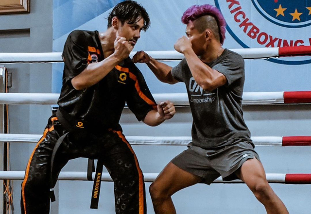 Chicco Jerikho (kiri) berhadapan dengan petarung MMA Indonesia, Adrian Mattheis, dalam salah satu acara penilaian kickboxing. Foto: Instagram/@chicco.jerikho