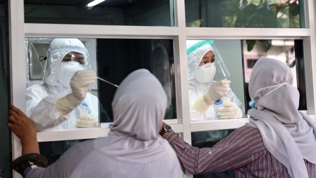 Warga Kota Banda Aceh menjalani pengambilan sampel swab untuk deteksi corona di Labkesda Aceh, Jumat (13/8/2021). Foto: Suparta/acehkini