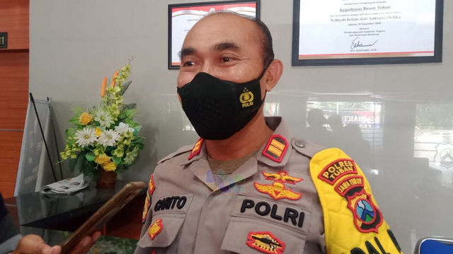 Kapolsek Semanding, Polres Tuban, Inspektur Satu (Iptu) Carito, saat beri keterangan. (foto: ayu/beritabojonegoro)