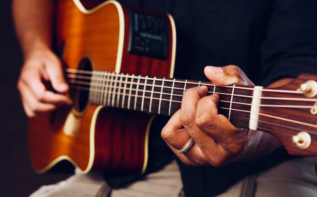 Ilustrasi memainkan lirik lagu dan chord Janji Putih. Sumber: Pexels