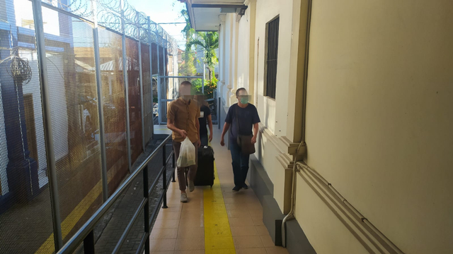 WNA Rusia saat dibawa ke Rudenim, Denpasar, Bali - IST