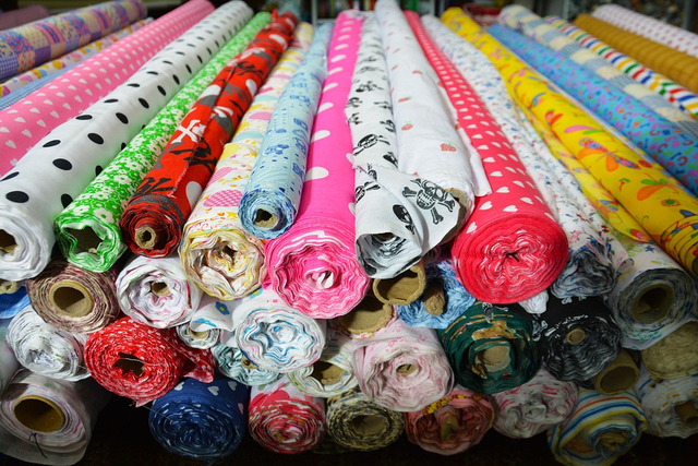 Kain akan diolah menjadi baju selama proses kegiatan ekonomi produksi. Foto: Pixabay