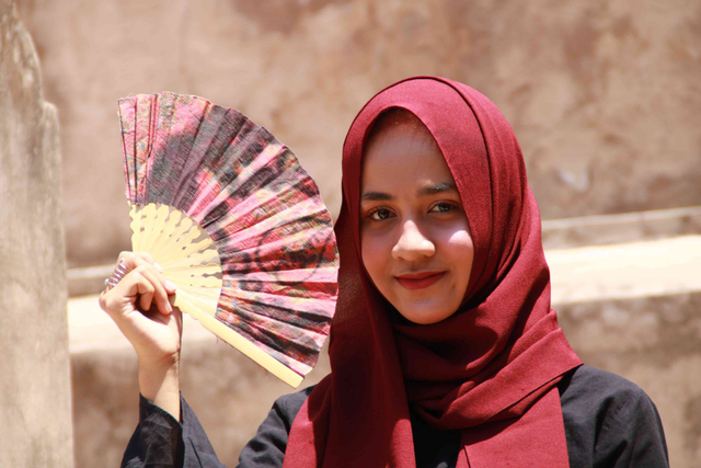 Ilustrasi menggunakan jilbab pashmina. Sumber: unsplash