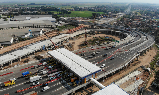 Foto udara kendaraan yang melintas di Gerbang Tol Simpang Susun Cileunyi, Kabupaten Bandung, Jawa Barat, Rabu (1/9/2021). Foto: Raisan Al Farisi/ANTARA FOTO