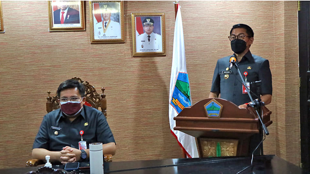 Bupati dan Wakil Bupati Minahasa Utara, Joune Ganda-Kevin W Lotulung, saat mengikuti rapat paripurna DPRD secara virtual