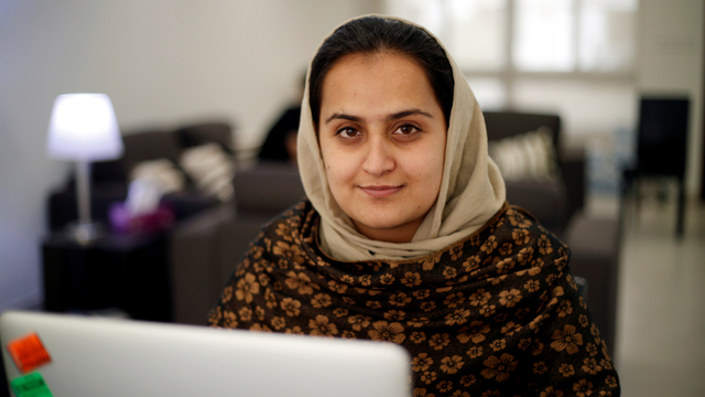 Pembawa berita Afghanistan Beheshta Arghand di kompleks tempat tinggal sementara di Doha, Qatar, Rabu (1/9). Foto: Hamad I Mohammed/REUTERS
