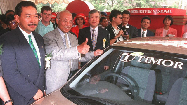 Tommy Soeharto berpose di depan mobil Timor produksi Korea Selatan 08 Juli Foto: John Macdougall/AFP