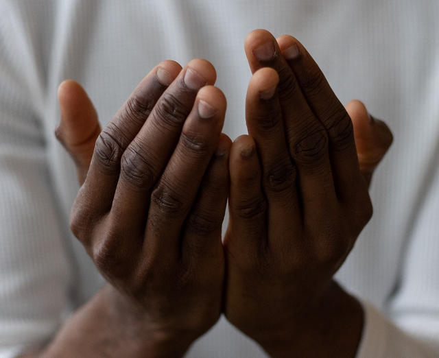 Illustrasi orang berdo'a Photo by Monstera from Pexels