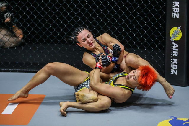 Potret saat Alyona Rassohyna dan Stamp Fairtex berlaga pertemuan pertama mereka di ONE Championship pada Februari silam. Foto: ONE Championship 