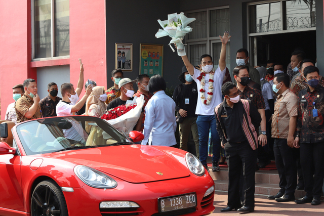 Penyanyi dangdut Saipul Jamil melambaikan tangan saat keluar dari LP Cipinang, Kamis, Jakarta, (2/9). Foto: Ronny