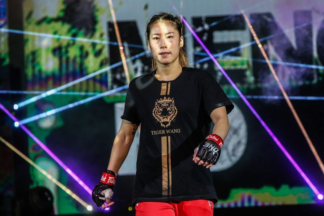 Atlet asal China Meng Bo berjalan menuju arena ONE Championship. Foto: ONE Championship