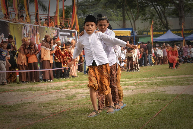 Permainan tradisional merupakan sebuah tradisi yang diwarisi secara turun temurun dari satu generasi ke generasi berikutnya. Foto: Wikipedia Commons