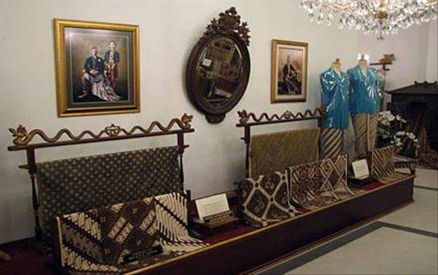 Ilustrasi batik. Sumber: petabudaya. belajar.kemdikbud.go.id