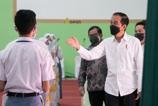 Presiden Jokowi tinjau pelaksanaan vaksinasi pelajar di SMA Negeri 2 Bandar Lampung, Kamis (2/9) | Foto : Adpim Pemprov Lampung