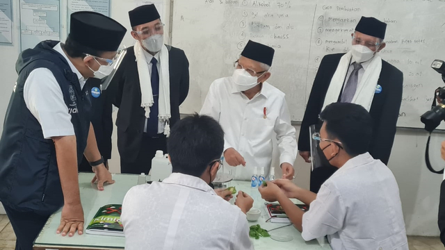Wakil Presiden Ma'ruf Amin bersama Gubernur DKI Jakarta Anies Baswedan tinjau pelajaran tatap muka di Pondok Pesantren Darunnajah, Jakarta. Foto: Setwapres