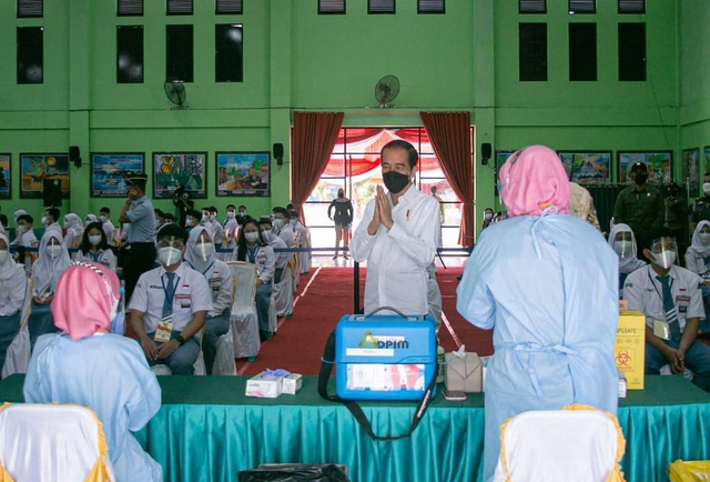 Presiden Jokowi tinjau pelaksanaan vaksinasi pelajar di SMA Negeri 2 Bandar Lampung, Kamis (2/9) | Foto : Adpim Pemprov Lampung