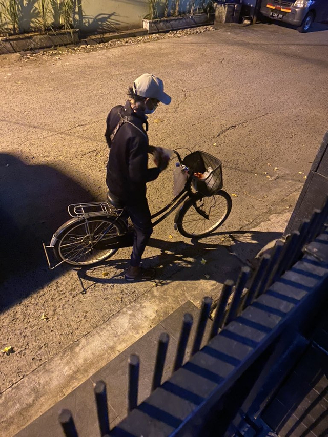 Viral kisah pilu seorang driver ojol di Kota Bekasi bernama Chaerul kayuh sepeda sejauh 15 km demi mengantar pesanan pelanggan. (Foto: Twitter/@peacefulgreeny/@aMrazing) 