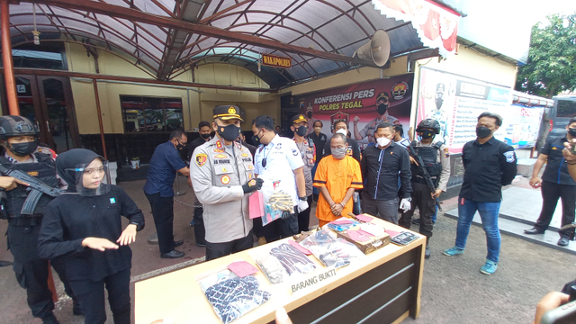 Polisi menggelar konferensi pers kasus pencabulan ayah terhadap anak tiri di Mapolres Tegal, Kamis (2/8/2021). (Foto: Irsyam Faiz) 