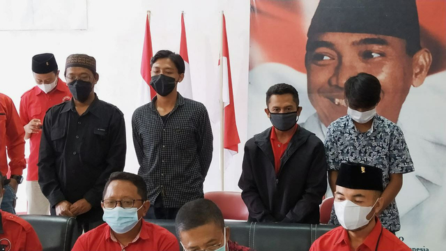 Kedua pelaku didampingi orang tuanya saat memberikan klarifikasi dan permintaan maaf. Foto: Ulul Azmy