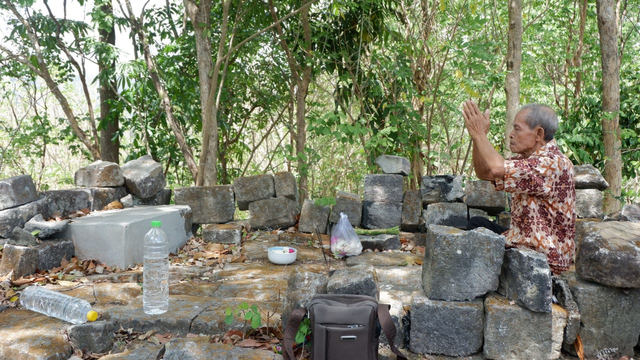 Sedeorang berdoa di sebuah situs yang diduga stupa candi Buddha ditemukan di Bukit Mintorogo, Gayamharjo, Kecamatan Prambanan, Kabupaten Sleman, DI Yogyakarta. Foto: Arfiansyah Panji/kumparan