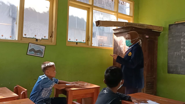 Saya memperintahkan siswa-siswi memperkenalan diri degan berdiri