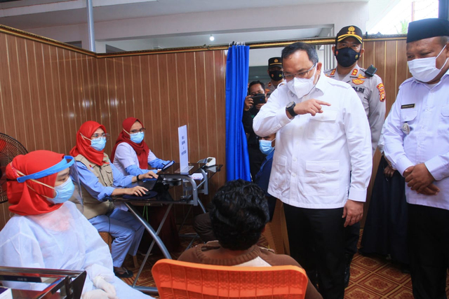 Bupati Muba, Dodi Reza Alex Noerdin meninjau pelaksanaan vaksinasi gotong royong. (foto: dok. istimewa)
