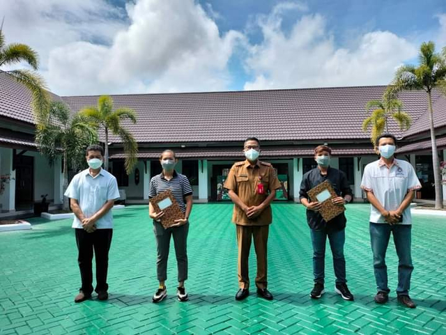 Dua pemain sepak bola Kalteng Putri bersiap bertolak ke Jakarta mengikuti pemusatan latihan di Stadion Mini Cibinong, Bogor untuk dipersiapkan kualifikasi AFC Women's Cup 2022 didampingi Asprov PSSI Kalteng Leonard S Ampung (kedua kiri) di Palangka Raya, Senin (30/8/2021). (foto : ANTARA/Adi Wibowo)