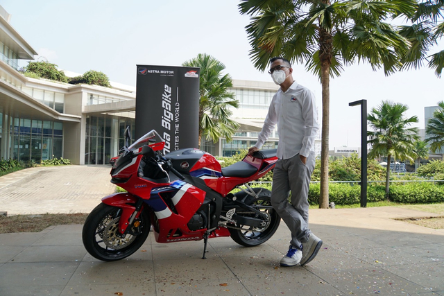 Ronald Sinaga dengan Honda CBR600RR miliknya. Foto: Dok Astra Motor