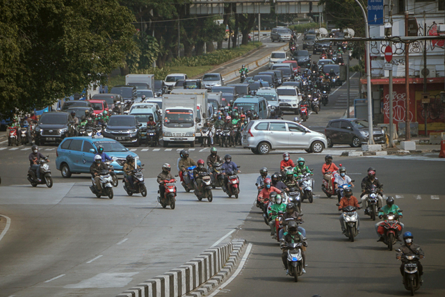 Aktivitas masyarakat menggunakan kendaraan bermotor di jalan raya di Jakarta saat masa perpanjangan PPKM Level 3, Kamis (2/9/2021). Foto: Jamal Ramadhan/kumparan