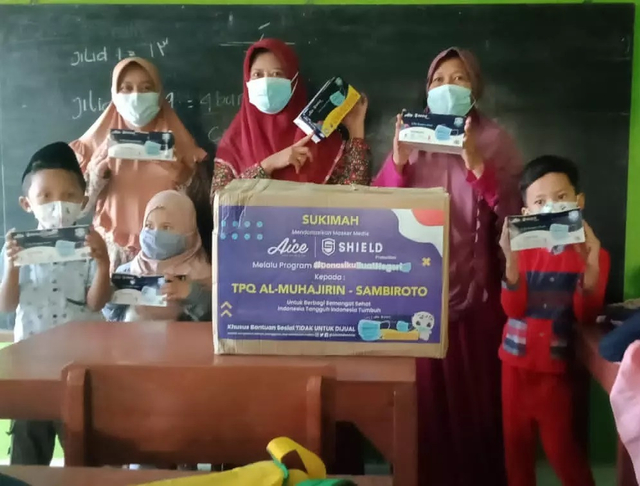 Donasi masker #DonasikuUntukNegeri #15EsKrimAiceBerbagiSehat dari es krim Aice untuk TPQ Al-Muhajirin. Foto: Instagram/@mutia_ra1508