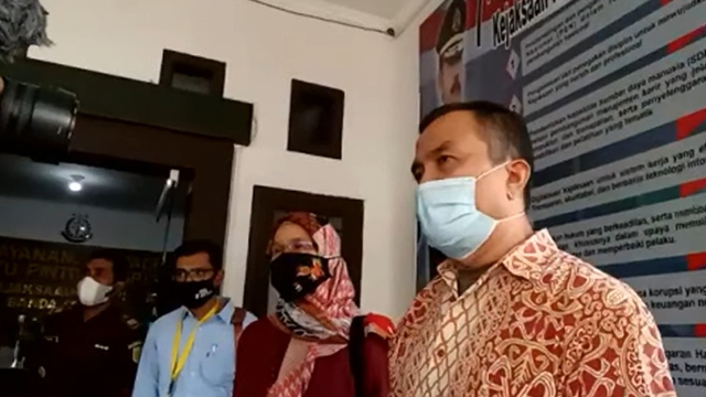 Dosen Unsyiah Aceh Saiful Mahdi (kanan) saat dieksekusi oleh Kejari Banda Aceh 3 bulan bui atas kasus  UU ITE. Foto: YouTube/change.org