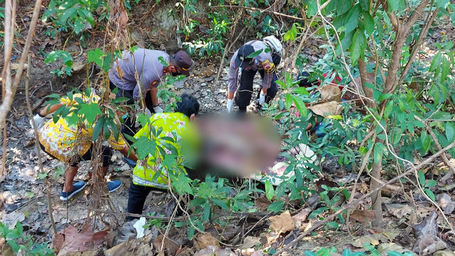 Penemuan mayat perempuan tanpa identitas di dalam hutan petak 57 B RPH Kedungringin BKPH Ngliron KPH Randublatung, Blora. Foto: Dok. Istimewa