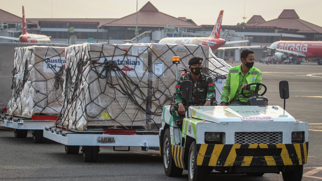 Petugas kargo membawa boks berisi vaksin COVID-19 AstraZeneca setibanya di Bandara Soekarno Hatta, Tangerang, Kamis (2/9/2021). Foto: Fauzan/ANTARA FOTO