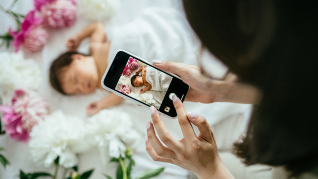 Ilustrasi orang tua memotret bayi. Foto: Shutter Stock