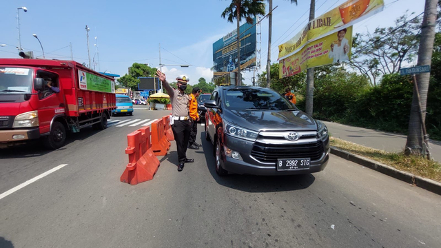 Ganjil Genap di kawasan Puncak mulai diberlakukan sejak pagi ini, Jumat (3/9), kendaraan tak sesuai diputar balik. Foto: Dok. Istimewa