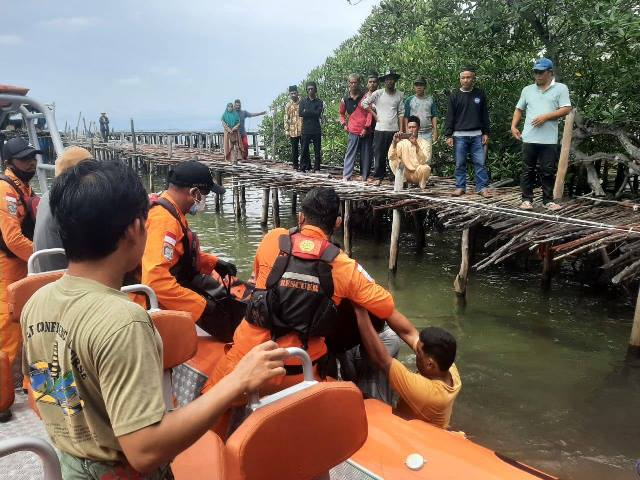 Jenazah Bujang, warga Pulau Mubut saat tiba di dermaga kampung halamannya. (Foto: ist)