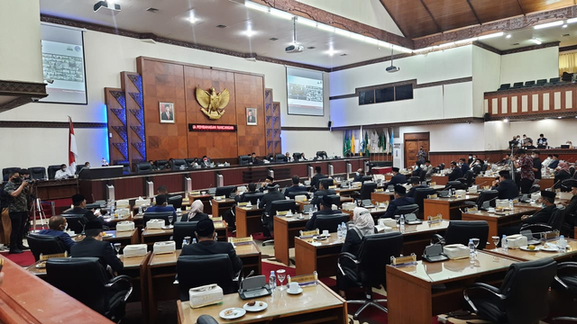 Suasana sidang paripurna di gedung DPR Aceh, Kamis (19/8/2021) sore. Foto: Habil Razali/acehkini