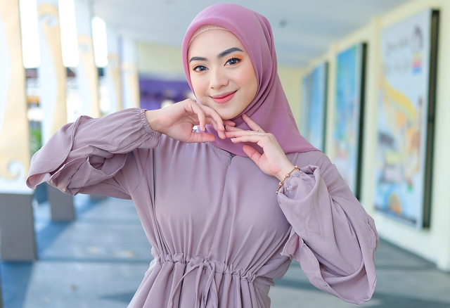 Ilustrasi baju lilac dengan jilbab. Sumber: pixabay
