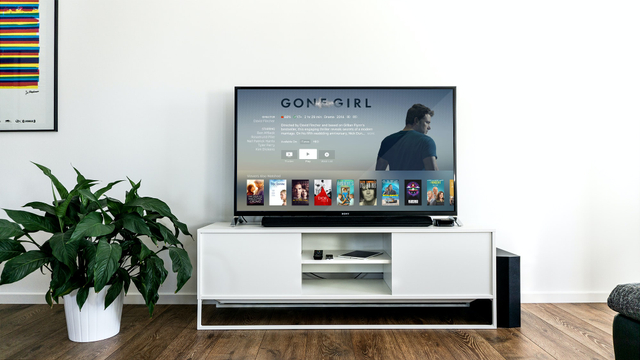 Ilustrasi menonton film. Sumber: unsplash