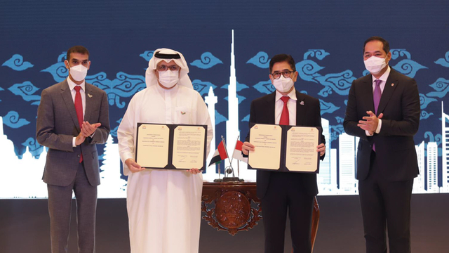 Ketua Umum Kamar Dagang dan Industri (Kadin) Indonesia, Arsjad Rasjid (kanan) bersama Menteri Perdagangan luar negeri Uni Emirat Arab (UEA), Thani Bin Ahmed Al Zeyoudi (kiri) saat rapat Perjanjian Kemitraan Ekonomi yang Komprehensif di Menara Kadin. Foto: Dok. Kadin