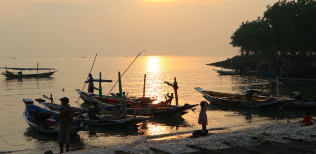 Nelayan di Surabaya, Jawa Timur. Kredit Foto: Fay Miftachus/Unplash