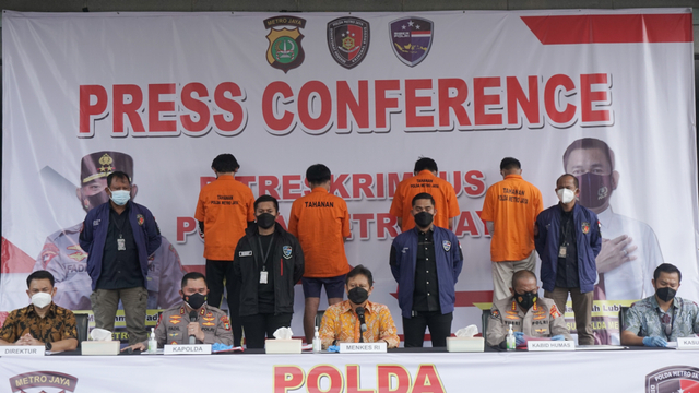 Menteri Kesehatan Budi Gunadi Sadikin (tengah) bersama Kapolda Metro Jaya, Irjen Pol Fadil Imran memberikan keterangan pers terkait kasus pembobolan data atau ilegal akses pada aplikasi PeduliLindungi di Mapolda Metro Jaya, Jumat, (3/8). Foto: Iqbal Firdaus/kumparan