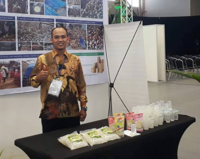 Derry Kusuma, pengusaha bidang Agroindustri, dengan produk nata de coco. dok/pribadi