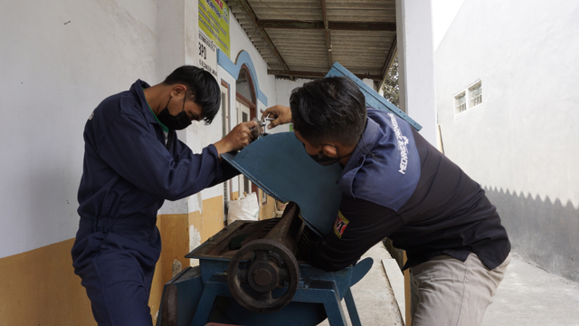 Perbaikan mesin Chopper pengelolah sampah menjadi pupuk kompos