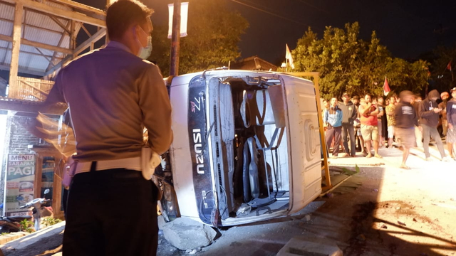 Sebuah truk bermuatan batu batu terguling di jalan dekat Tebing Breksi di Gunungsari, Kelurahan Sambirejo, Prambanan, Kabupaten Sleman, Jumat (3/9). Foto: Arfiansyah Panji Purnandaru/kumparan
