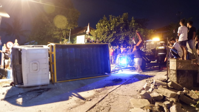 Sebuah truk bermuatan batu batu terguling di jalan dekat Tebing Breksi di Gunungsari, Kelurahan Sambirejo, Prambanan, Kabupaten Sleman, Jumat (3/9). Foto: Arfiansyah Panji Purnandaru/kumparan