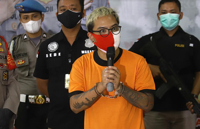 Coki Pardede dalam rilis kasus narkoba. Foto: Ronny/kumparan