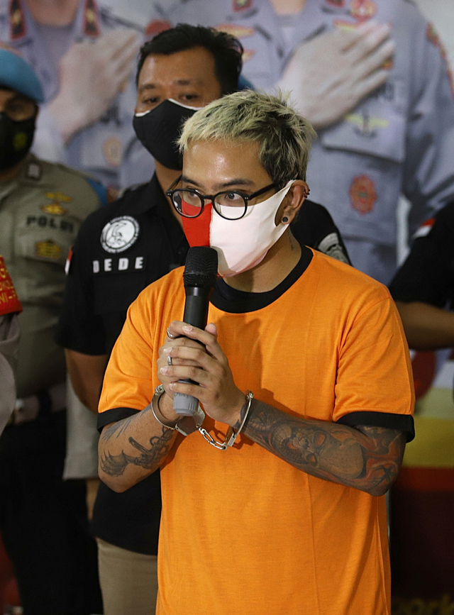 Polisi saat merilis Coki Pardede terkait kasus penyalahgunaan narkoba di Polres Tangerang Kota, Tangerang, Sabtu, (4/9/2021). Foto: Dok. Ronny